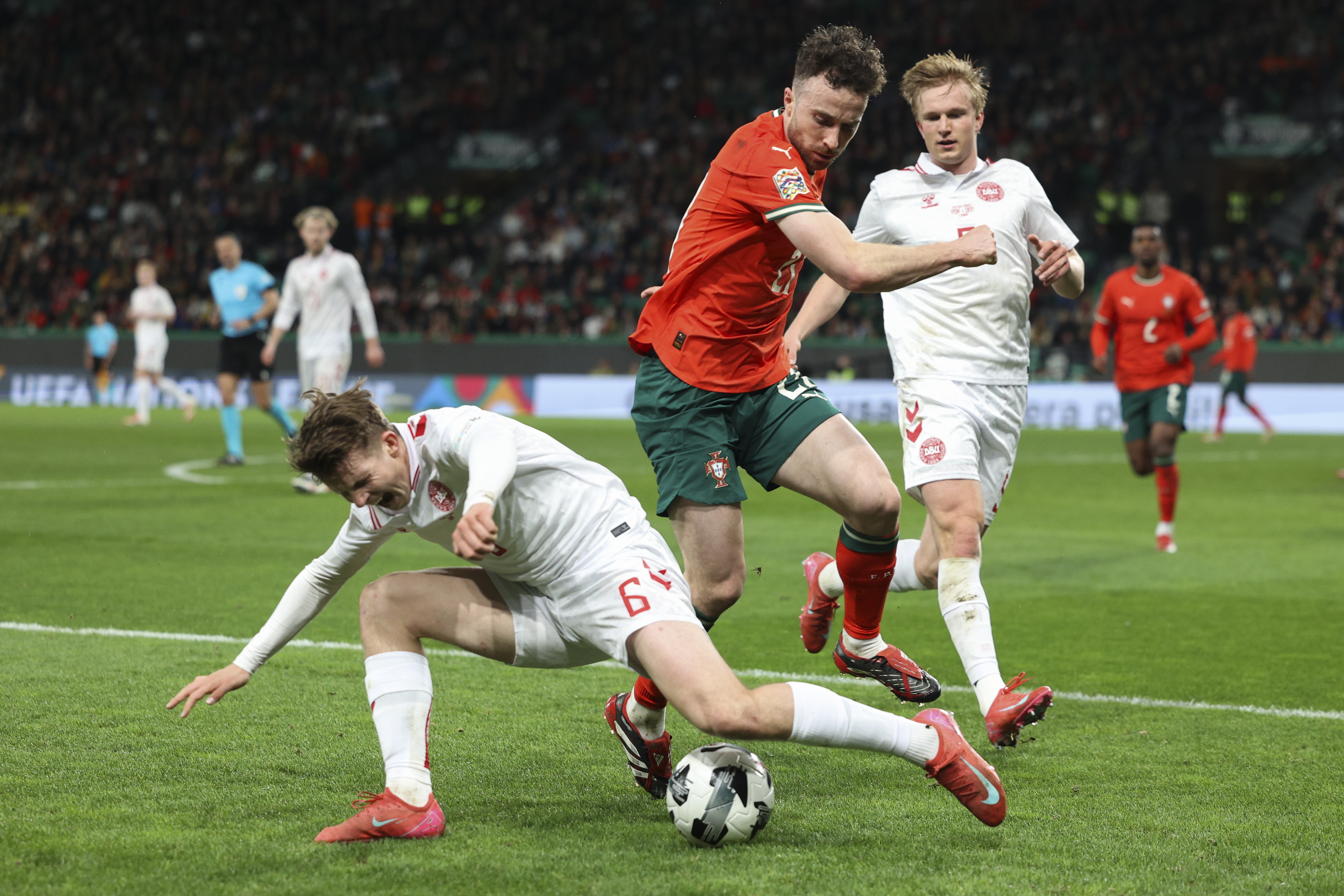 意大利女足与葡萄牙队在友谊赛中对决