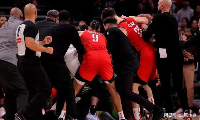 热火队主场击败对手，燃烧球场的激情