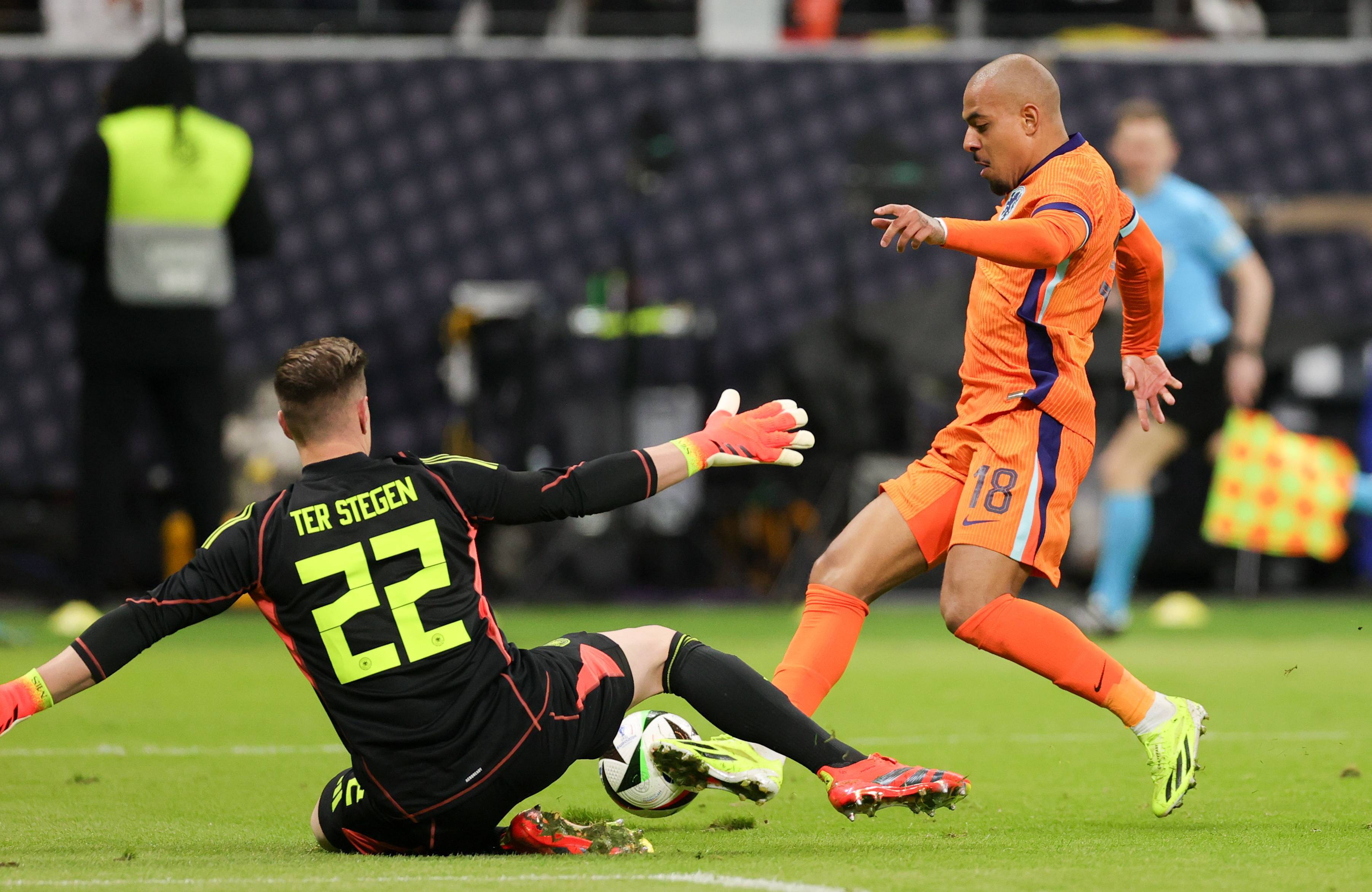 九游娱乐首页-荷兰队凭借团队合作力逆转比赛，晋级淘汰赛