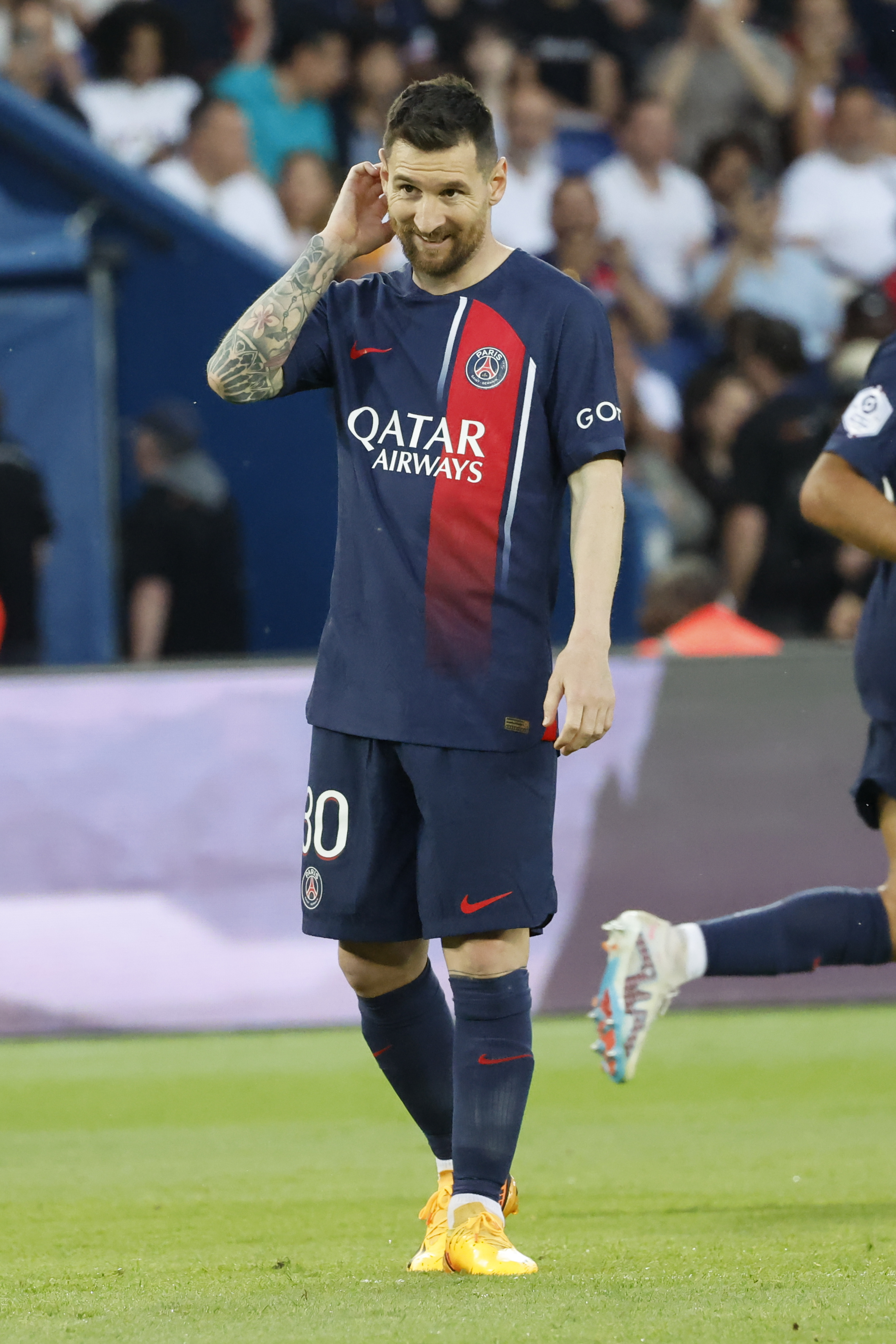 包含巴黎圣日耳曼大胜德甲劲旅，稳坐法甲榜首的词条