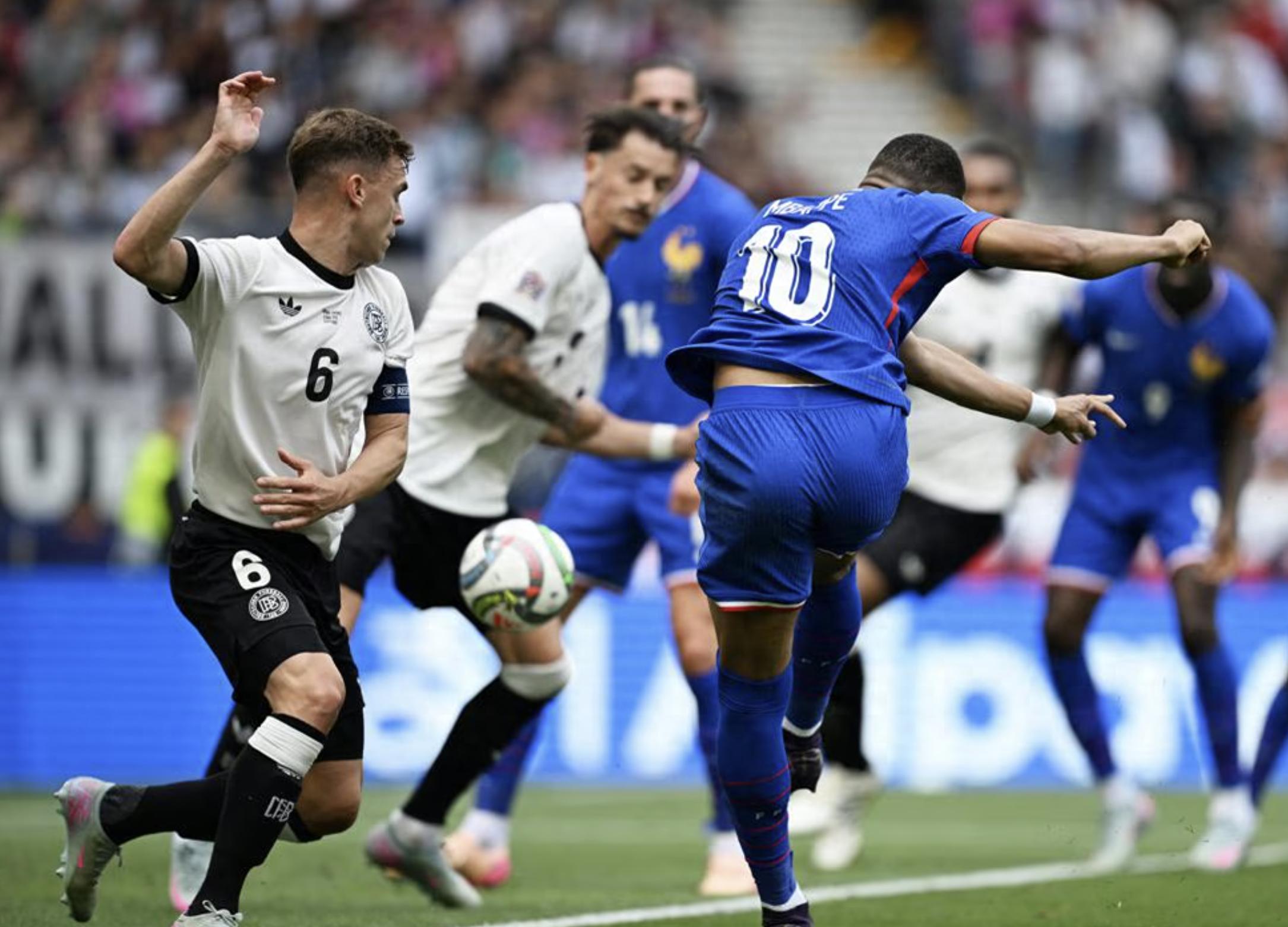 德国队备战对阵罗马尼亚队，争取三分