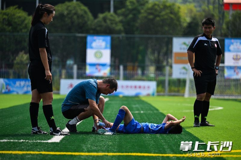 球场上精彩纷呈的足球新闻曝光的简单介绍 球场上精彩纷呈的足球新闻曝光的简单介绍