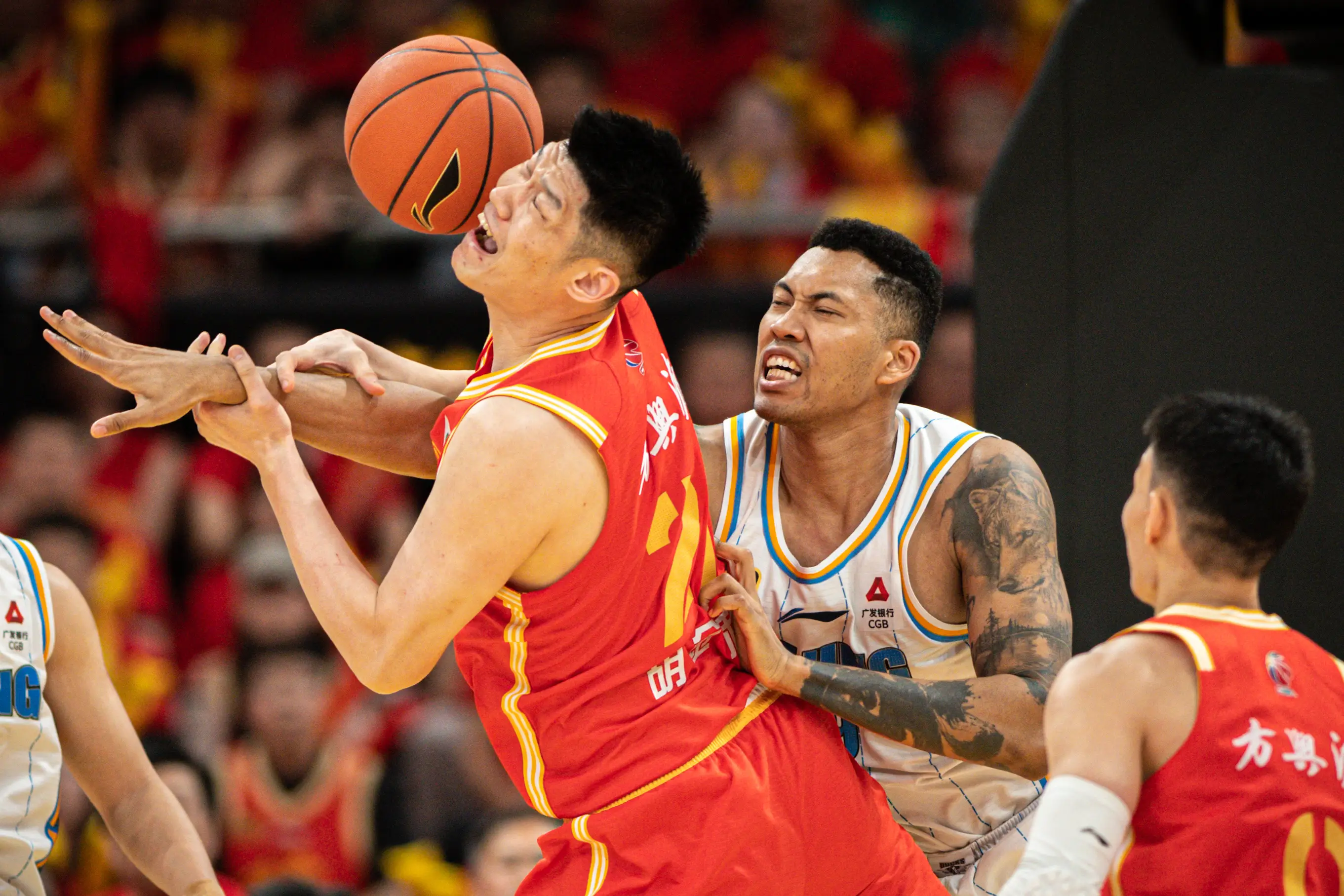 九游娱乐首页-强强对话，CBA联赛上演精彩巅峰对决的简单介绍