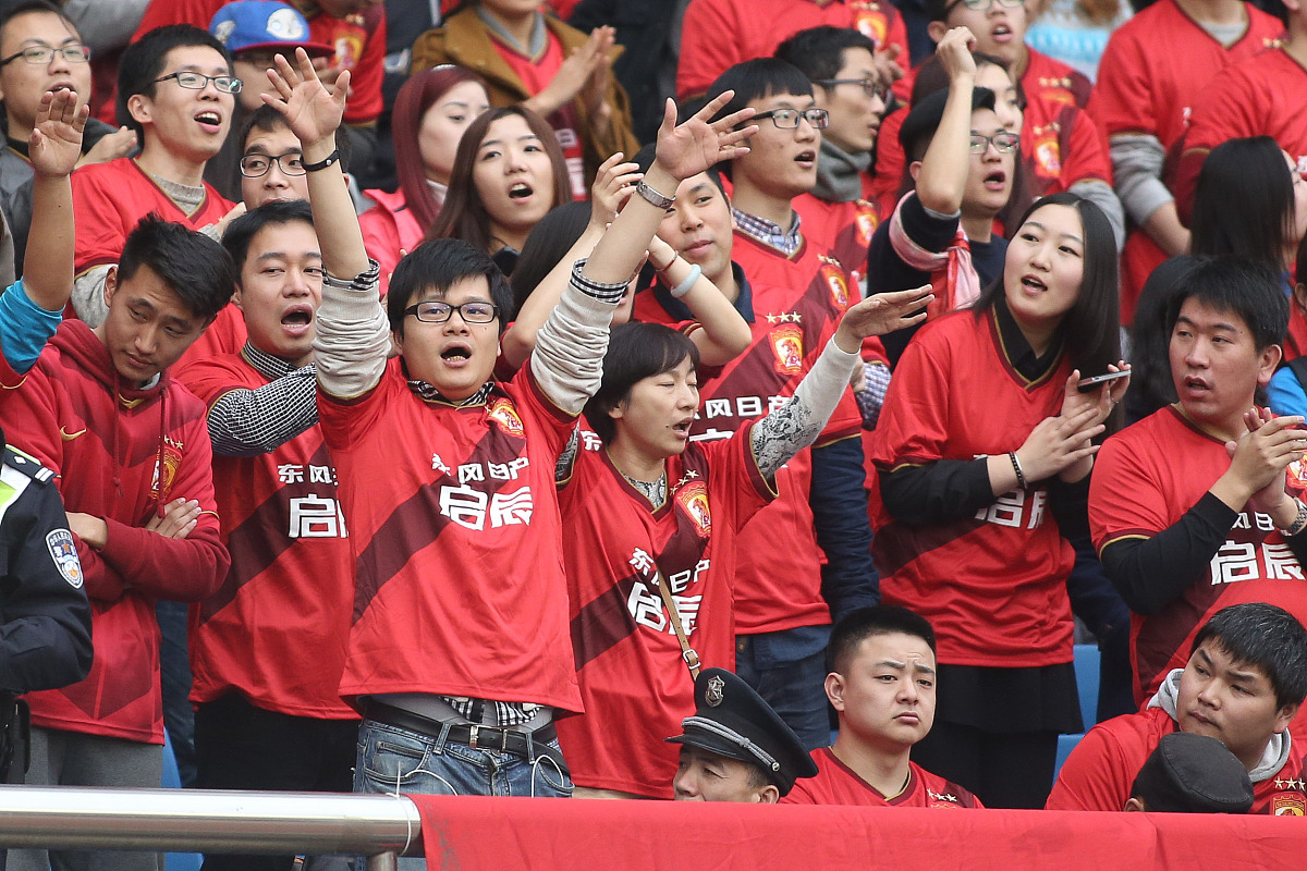 九游体育-水平足球队冠军产生,球迷狂欢庆祝的简单介绍