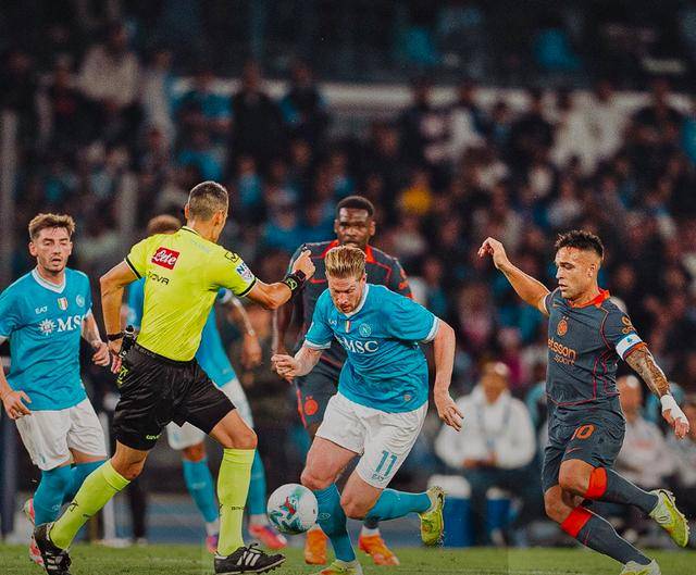 九游娱乐官方-关于那不勒斯完胜曼联，马丁内利统治全场的信息