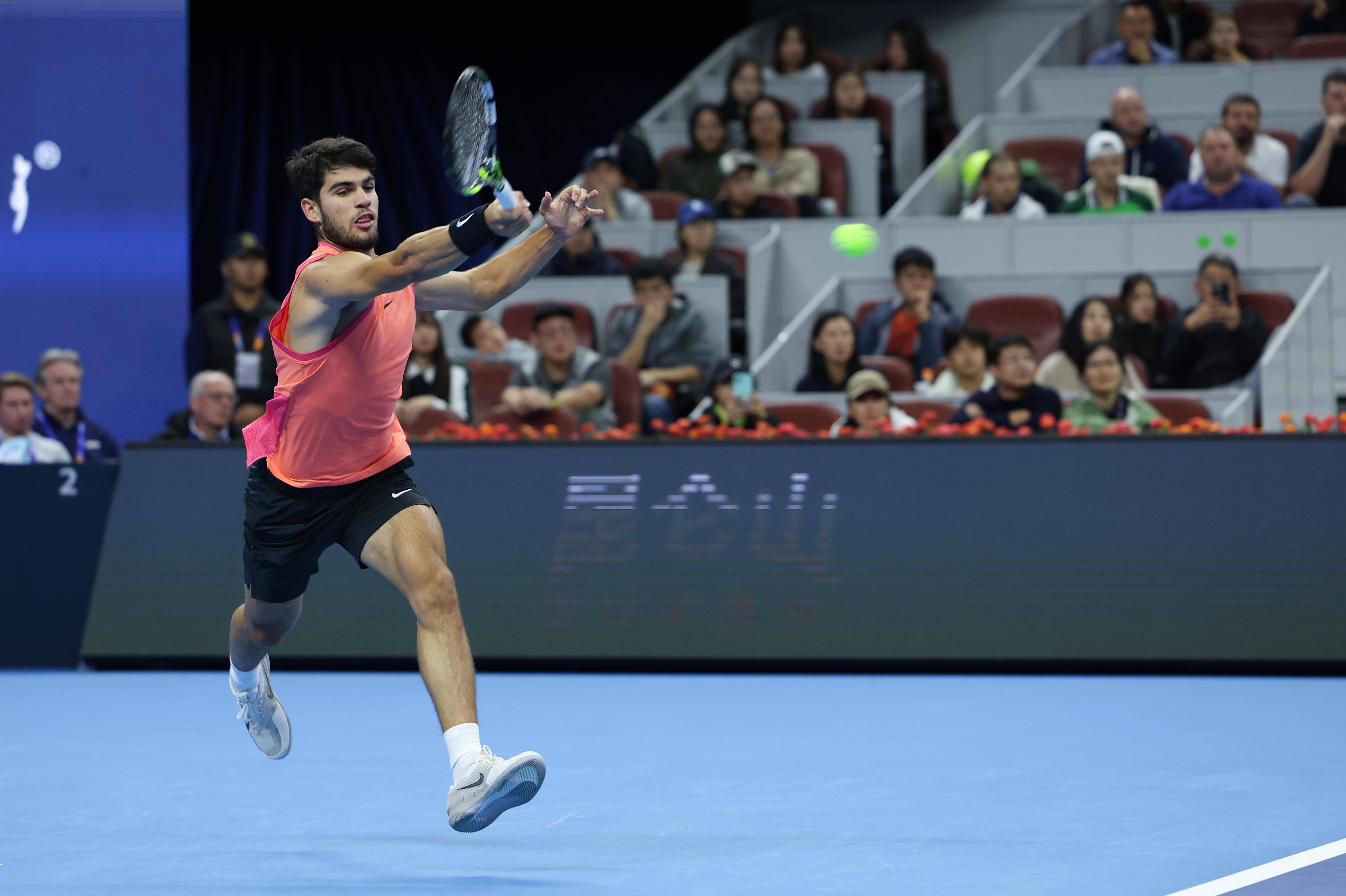 关于戴维斯杯横扫年终总决赛，阿尔卡拉斯统治全场的信息